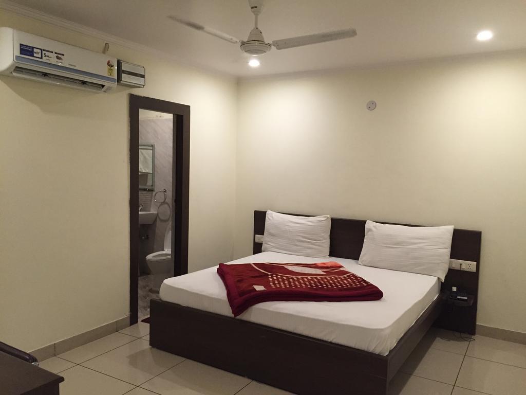 Hotel Surya Haldwani Ruang foto