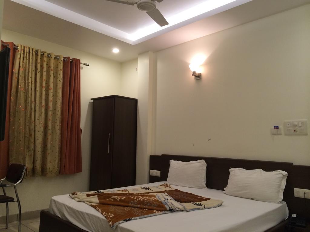 Hotel Surya Haldwani Ruang foto